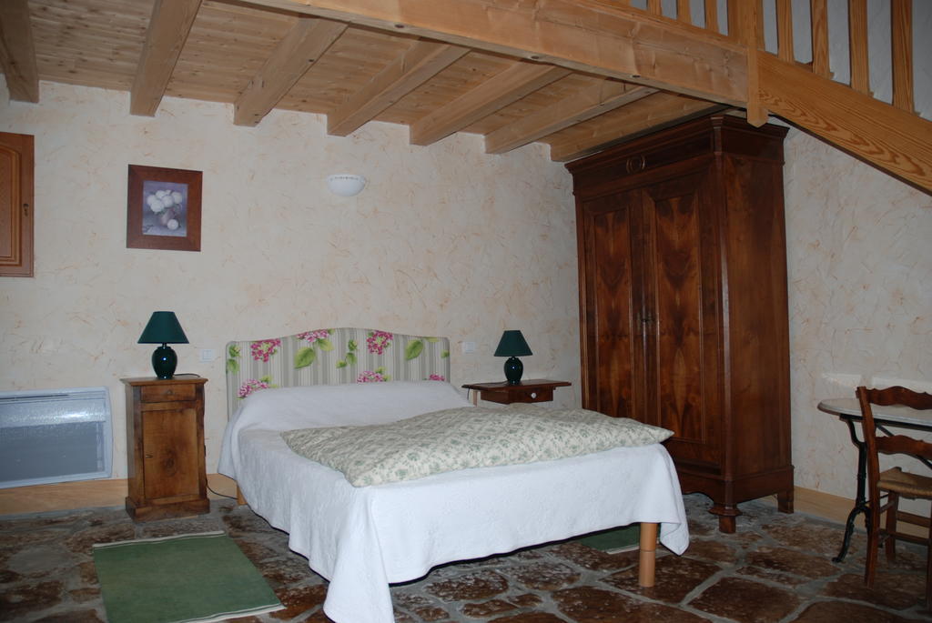 Couette Et Potager D'Antan Bed & Breakfast Melle  Room photo